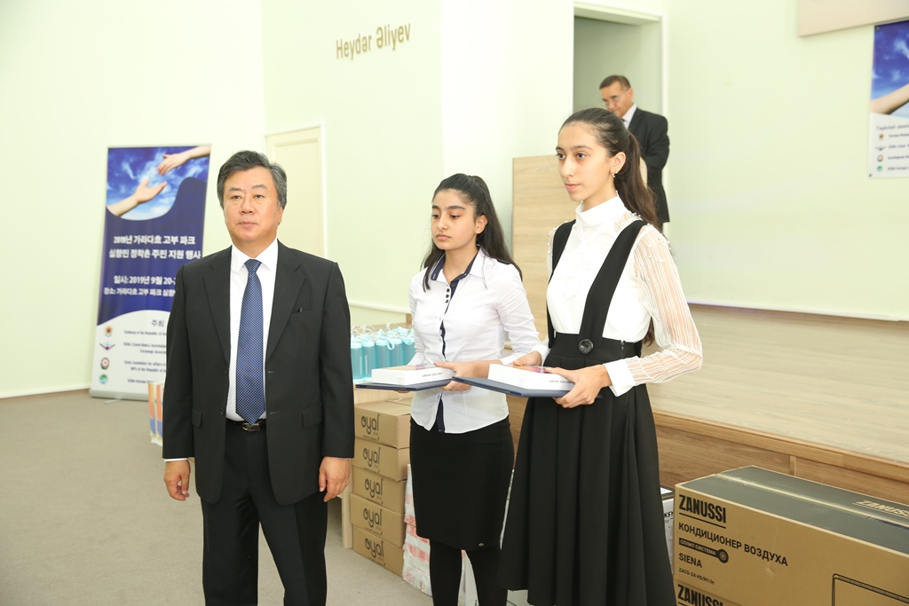 Koreya səfiri “Qobu Park”da köçkünlərə dəstək verməyə gəldi