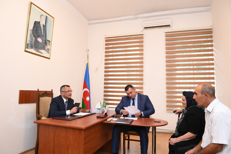 Rövşən Rzayev vətəndaşları qəbul etdi