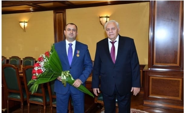 Oqtay Əsədov Adil Əliyevi təltif etdi - FOTO  