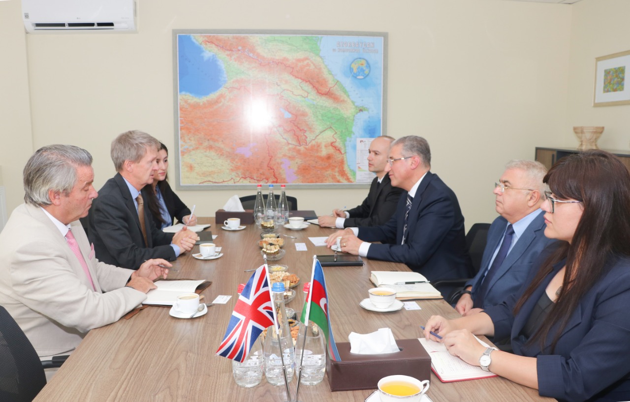 Böyük Britaniyanın Azərbaycandakı yeni səfiri Ekologiya Nazirliyində olub