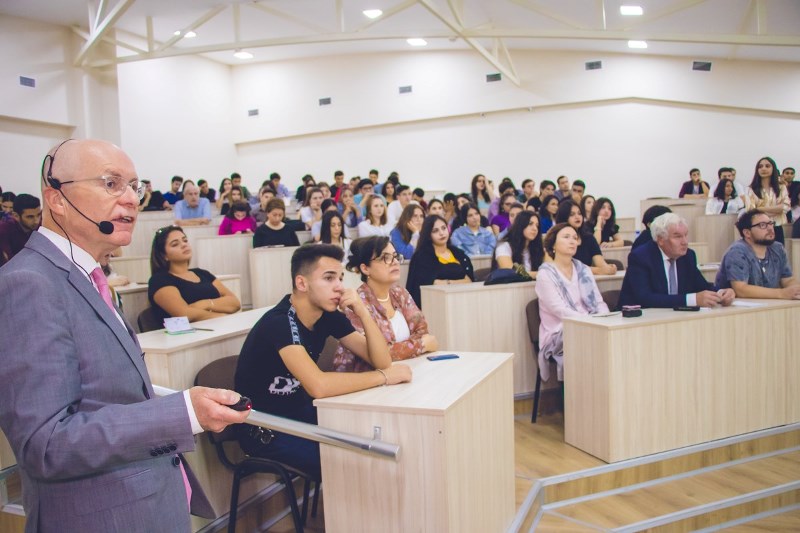 Dünya şöhrətli professor Qərbi Kaspi Universitetində