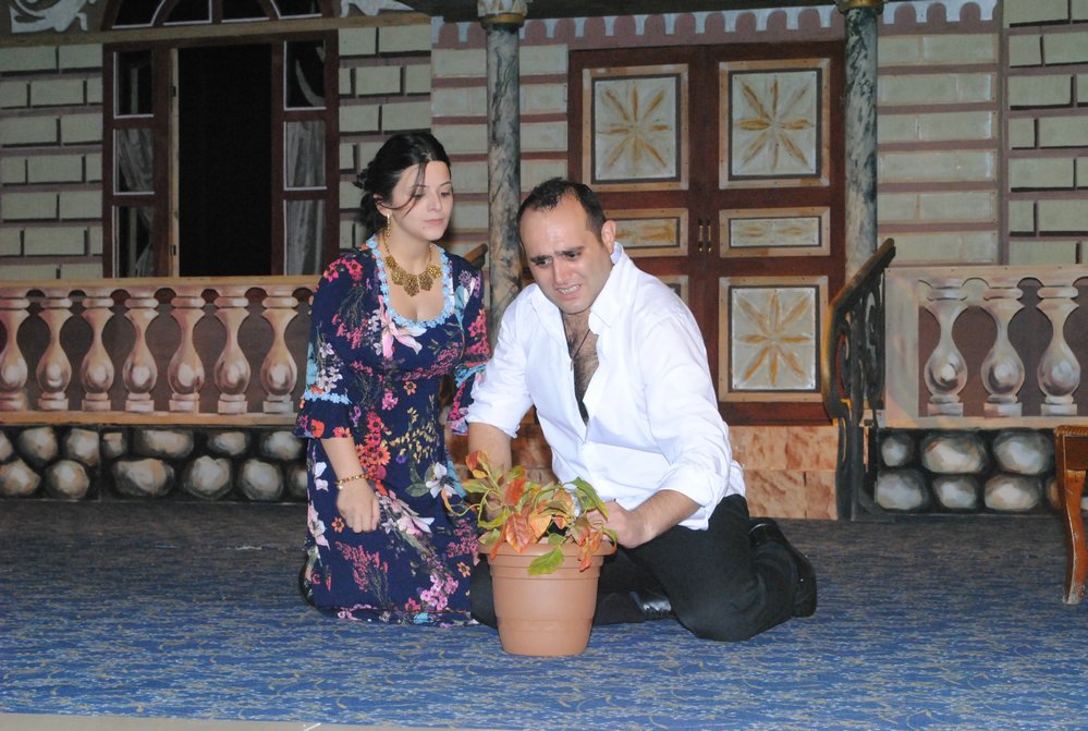 Sumqayıt Teatrı “Solğun çiçəklər”i solmağa qoymadı 