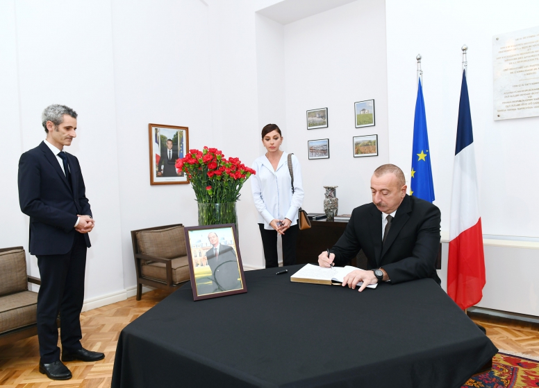 Prezident və 1-ci xanım Jak Şirakla bağlı başsağlığı verdilər - FOTOLAR