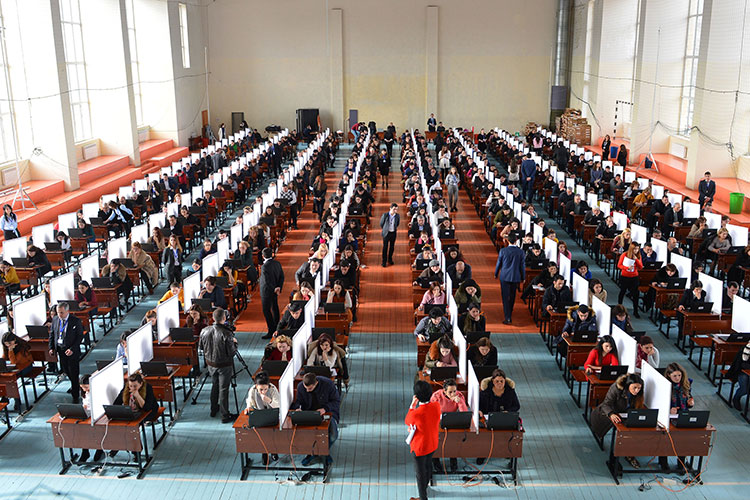Məmur olmaq istəyənlər üçün test imtahanı keçirilib
