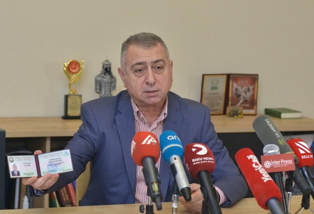 Rəfael Cəbrayılov girov qoyduğu deputat vəsiqəsini jurnalistlərə göstərdi - FOTO