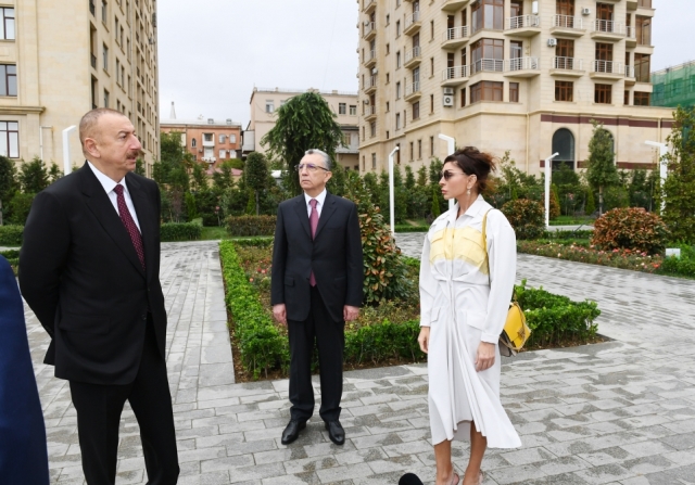 Prezident 28 may küçəsində açılan yeni parkla tanış olub -  FOTOLAR 