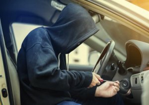 Oğurluq etdiyinə görə tutuldu, avtomobil qaçırdığı da üzə çıxdı