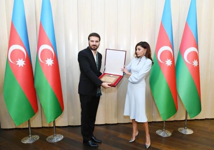 Mehriban Əliyeva Prezidentin fəxri diplomunu Sami Yusufa təqdim etdi