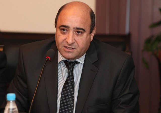 Azərbaycan dilinin milli təməllərinin izdivac və idxal prosesində qorunması