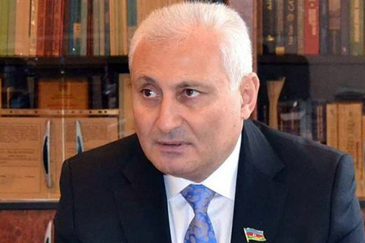 Deputat bayraq rəngli geyimlərə qarşı çıxdı  