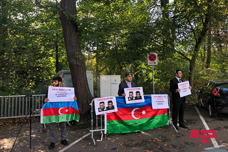 AŞPA-nın qarşısında Dilqəm Əsgərov və Şahbaz Quliyevlə bağlı AKSİYA