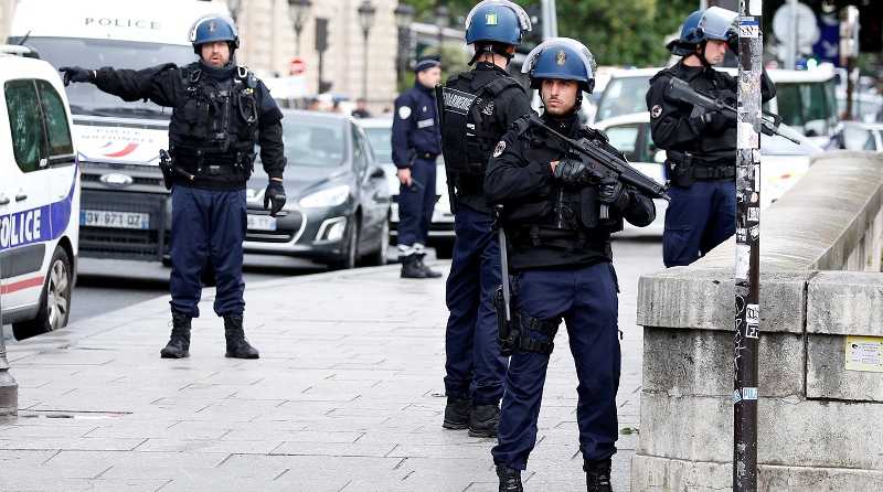 Fransada polis bölməsinə hücum: 5 ölü