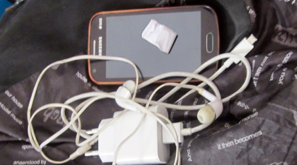 Həbsdə olan dayısına telefon keçirmək istədi, tutuldu
