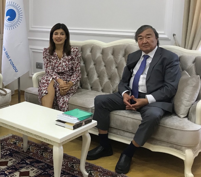 Oljas Süleymenov imzalı kitablarıni Günay Əfəndiyevaya bağışladı