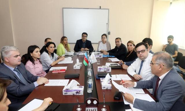 Əmək bazarındakı vəziyyət müzakirəyə səbəb oldu