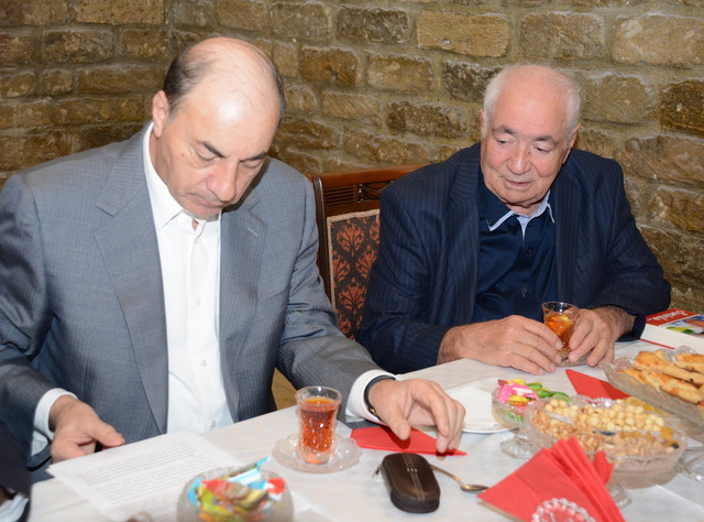 Sabiq nazir Xalq şairini professorlarla görüşdürdü