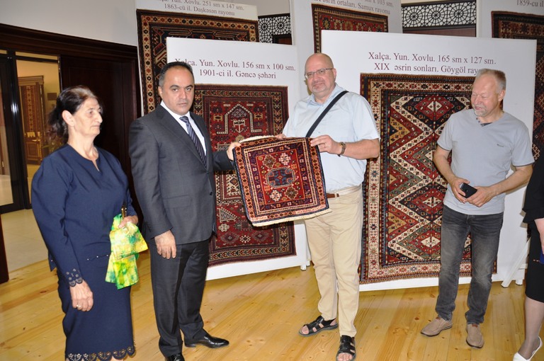 Latviyalı qonaqlar Goranboyda Azərbaycan xalçaları ilə tanış oldu
