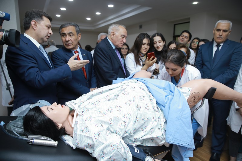 Tibb Universitetində robotun doğuşu nümayiş etdirildi - FOTOLAR