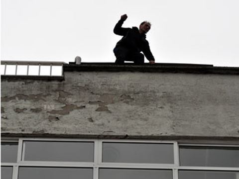 Bakıda İran vətəndaşı özünü 17-ci mərtəbədən atmaq istədi  