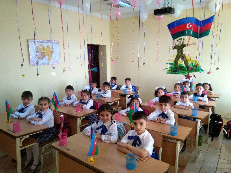Təhsil idarəsinin müdiri paytaxt məktəblərində süni şagird sıxlığından DANIŞDI