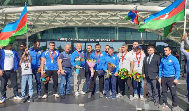 Dünya çempionatında 7 medal qazanan cüdoçular vətənə qayıdıblar