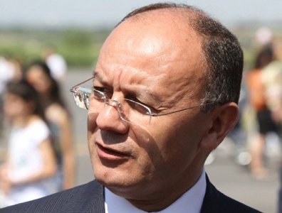 Ermənistanın keçmiş müdafiə naziri ölkəni tərk etdi