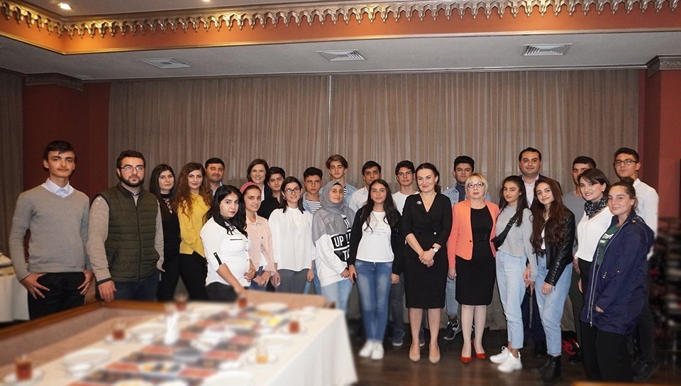Gürcü nazir azərbaycanlı gənclərlə görüşüb