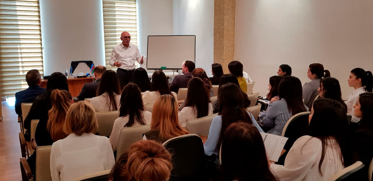 Nazir müavini gənc müəllimlərin təkliflərini dinlədi