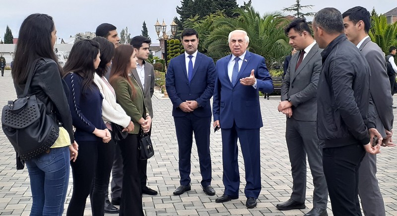Hadi Rəcəbli Lənkəranda gənclərlə görüşüb
