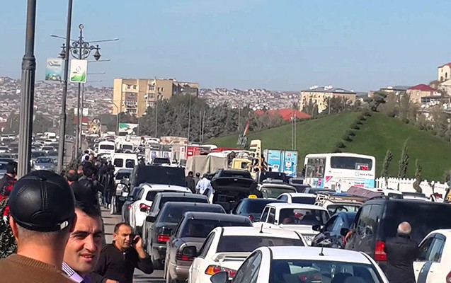 Bakı-Sumqayıt yolunda nəqliyyatın hərəkəti iflic oldu - Uzun TIXAC yaranıb