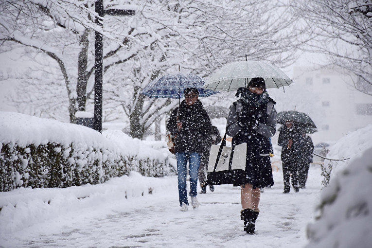 Bakıda küləyin sürəti saniyədə 28 metrə çatıb, bölgələrə qar yağıb  