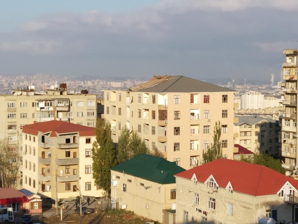 Güclü külək paytaxtda binanın damını uçurdu - FOTO