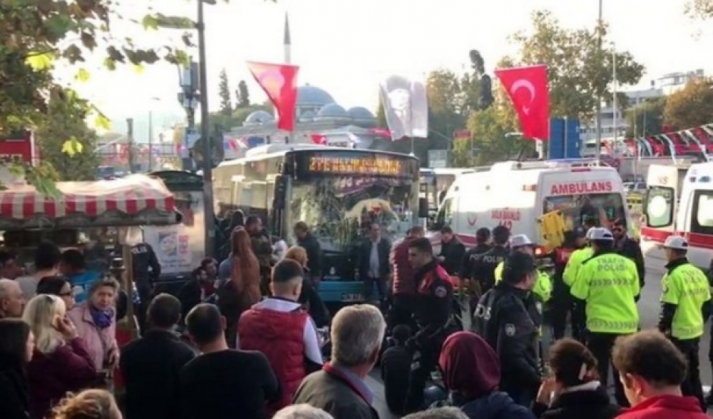 Sərnişin avtobusu dayanacağa çırpıldı: 9 yaralı