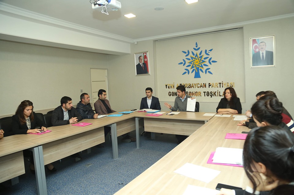 Gəncədə bələdiyyələrə irəli sürülmüş YAP-çı namizədlərlə görüş keçirilib - FOTO