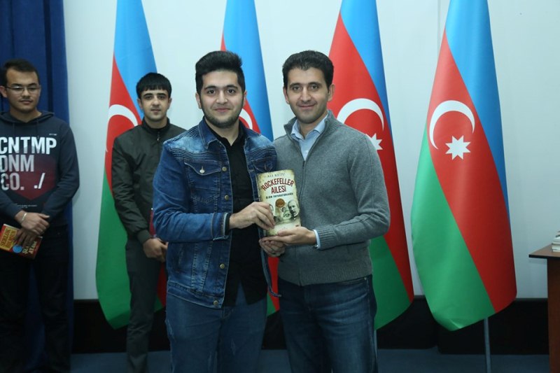 Naqif Həmzəyev gənclərə kitab hədiyyə edib
