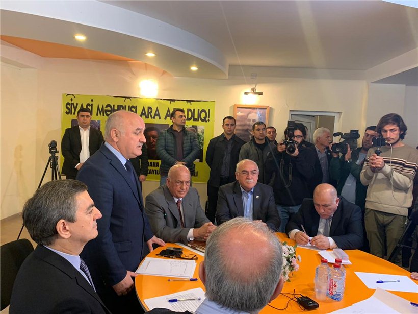 Müxalifət dəyirmi masa keçirir - Əli İnsanov da onlara qoşuldu  