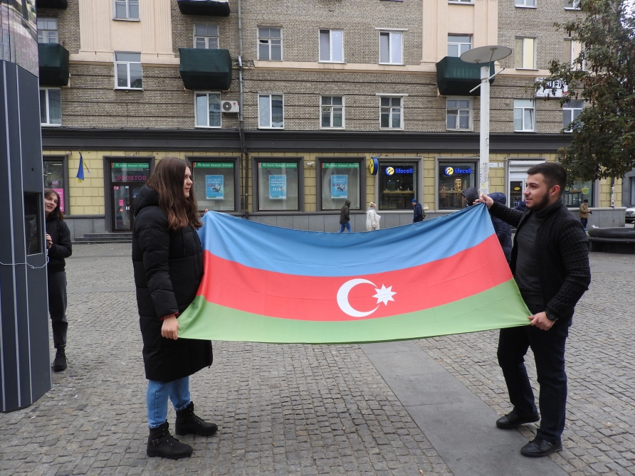 Bayraq Günü münasibətilə Dneprdə aksiya keçirilib - FOTOLAR