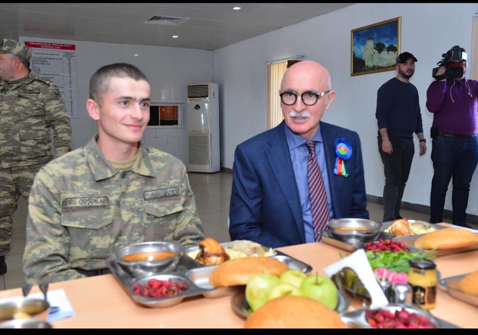 Məmurlar və jurnalistlər əsgərlərlə birgə nahar ediblər - FOTO