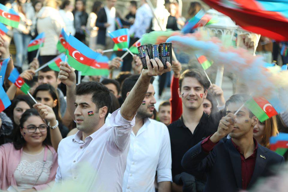 Gəncədə Dövlət Bayrağı Günü coşqu ilə qeyd olunub - FOTO