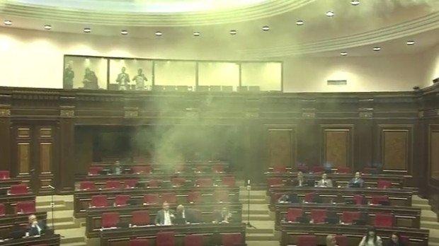 Ermənistan parlamentində yanğın oldu