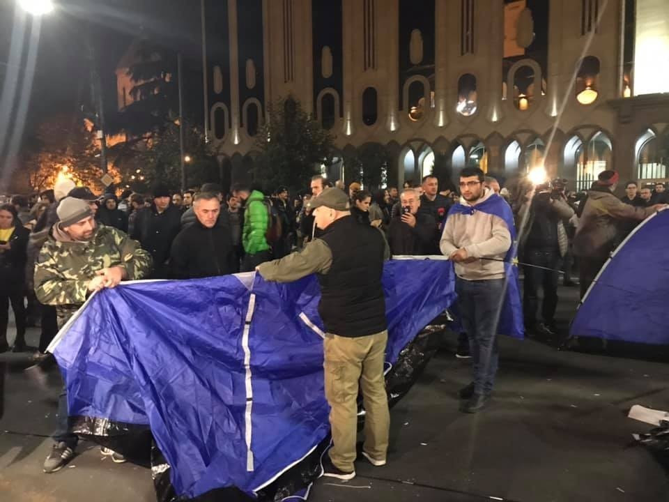  Parlamentin binası qarşısında çadırlar qurulur