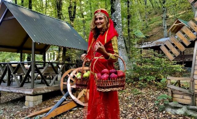 Türkiyənin məşhur qəzeti Azərbaycandakı alma festivalından yazdı - FOTOLAR
