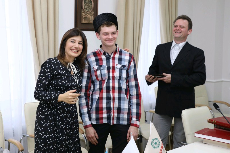 Mirzə Cəlilin kötükçəsi Azərbaycan papağı ilə - FOTO