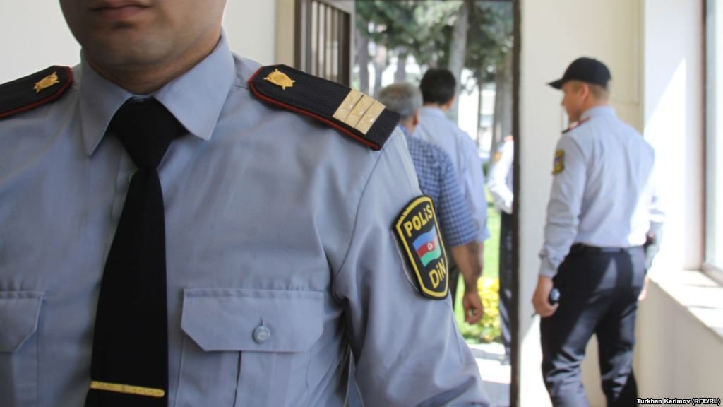 Azərbaycanda polisi ürəyindən vurdular
