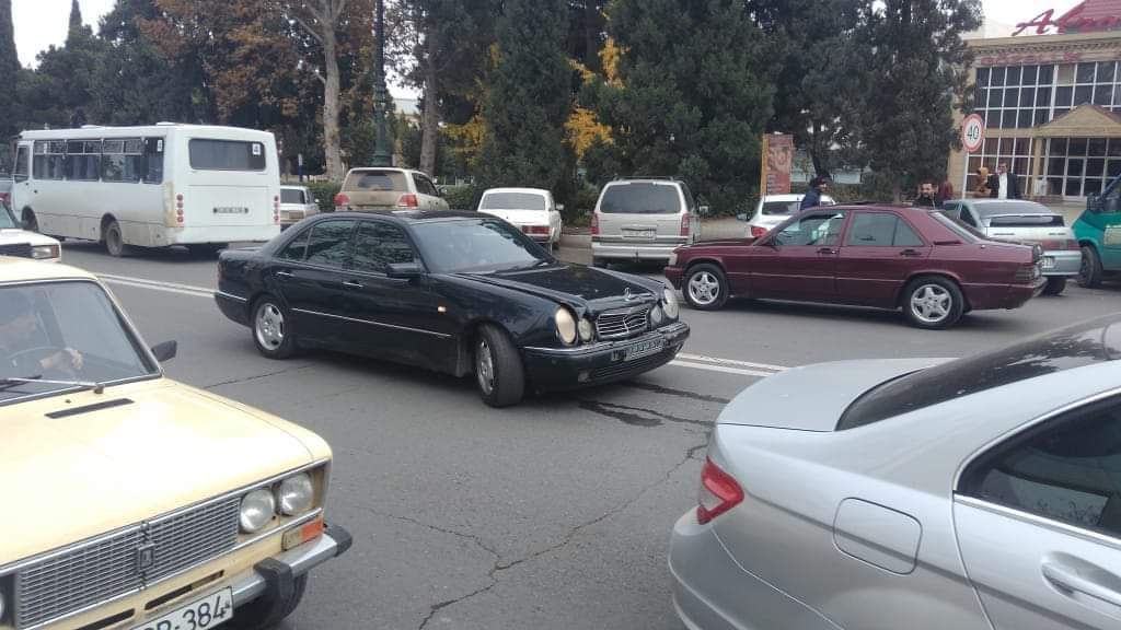 Gəncədə zəncirvari avtomobil qəzası baş verib - FOTO