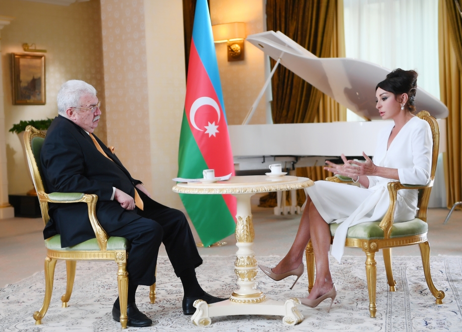 Mehriban Əliyeva üç məşhur KİV-ə müsahibə verdi – FOTOLAR 