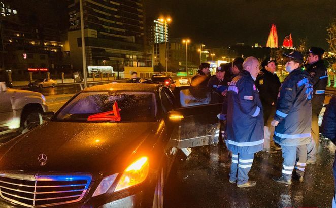 Bakıda maşın qarşı yola çıxıb qəza törətdi: ölən və yaralanan var