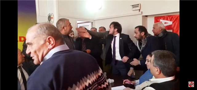 Azərbaycan Xalq Hərəkatında yumruq davası - VİDEO