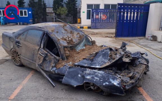 Bakıda torpaq altda qalan maşın - FOTO