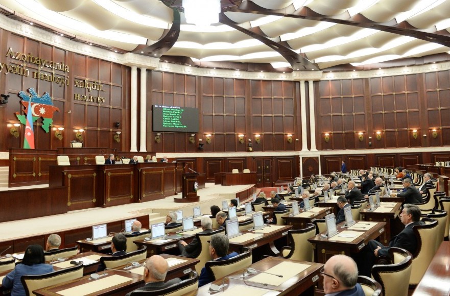 Bitərəf deputatlar da parlamentin buraxılmasına “hə” dedilər  
